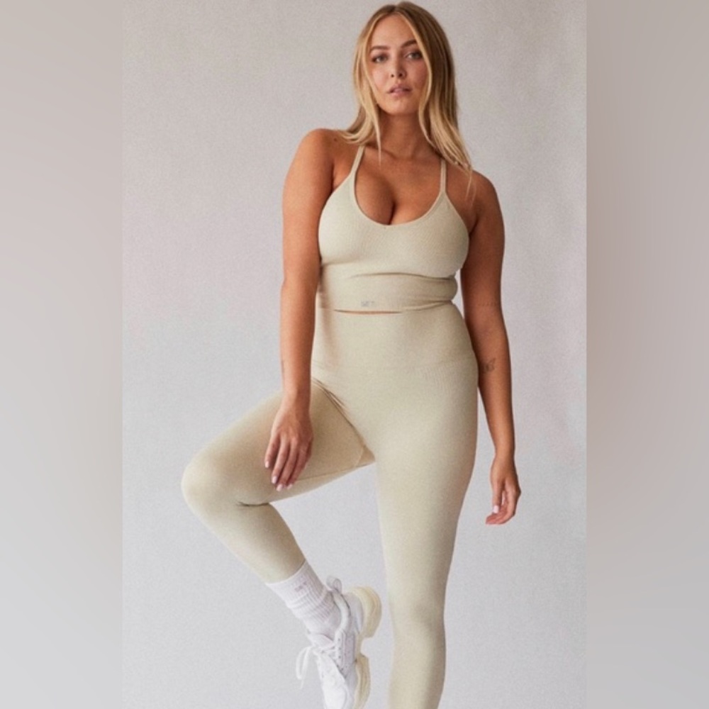 SETActive Oat Milk bundle. Included sculpt-flex legging, ribbed v form/easy tank